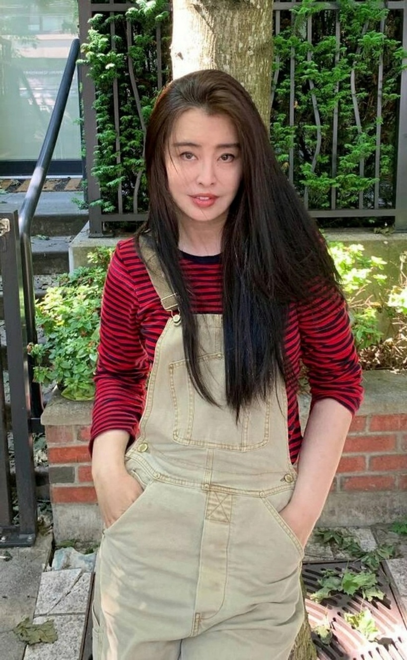 Vương Tổ Hiền hiện sống độc thân và định cư tại nước ngoài.