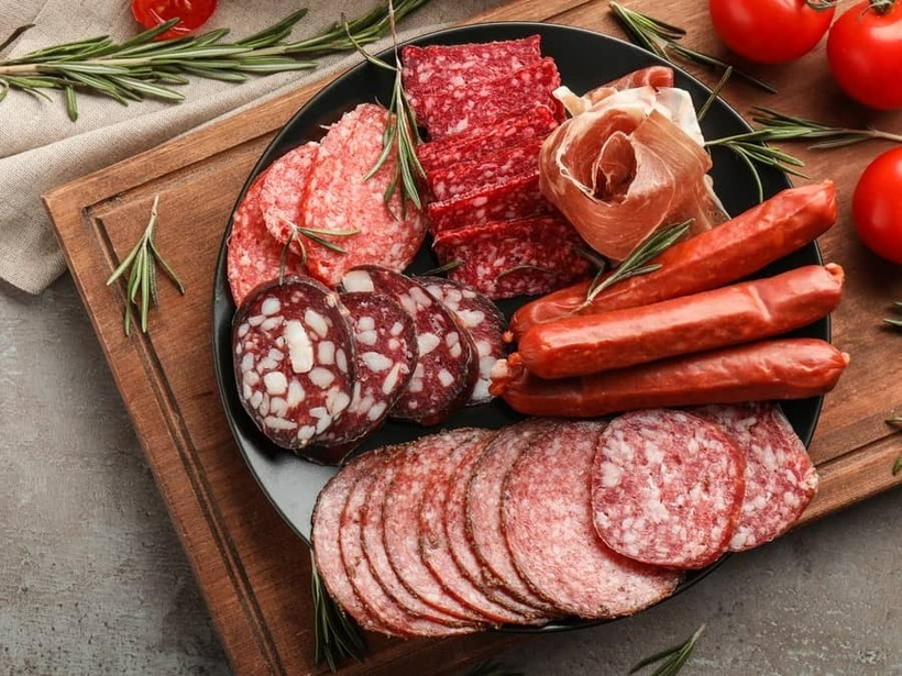 Các loại thịt đã qua chế biến như thịt xông khói, xúc xích, thịt nguội và bánh mì kẹp thịt có thể hại thận.