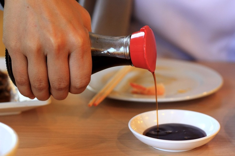 Nước tương cũng như nước mắm, nước xốt thường có lượng natri cao.