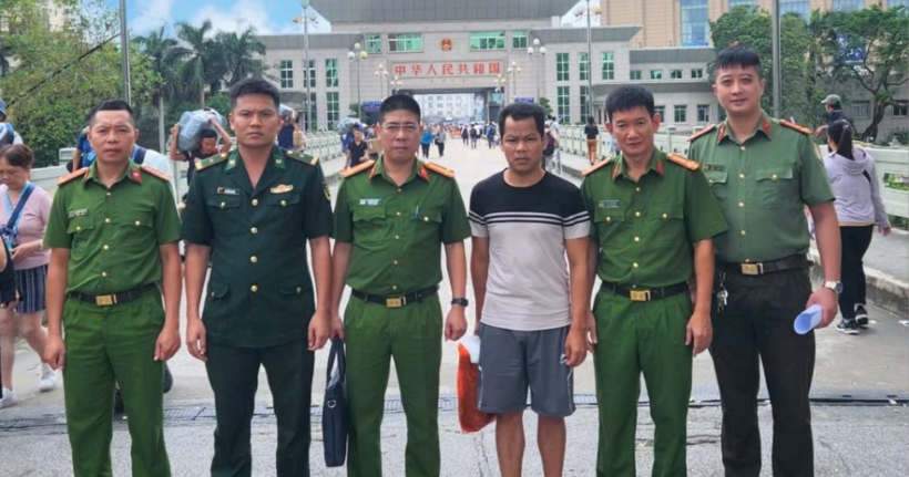 Trục xuất đối tượng buôn lậu.