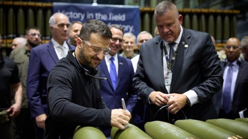Tổng thống Ukraine Zelensky chụp ảnh với tên lửa của Mỹ khi tới thăm quốc gia này. Ảnh: CNN