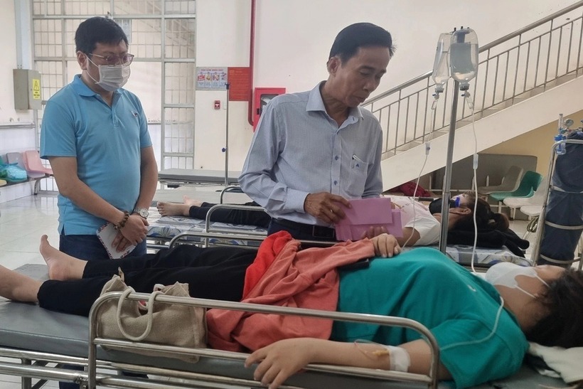 Công nhân nằm viện được thăm hỏi, động viên. Ảnh: Dân trí