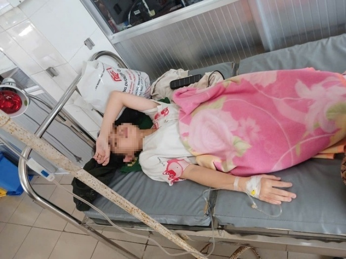 Đã có 25 học sinh Trường THCS và THPT Kiên Hải nhập viện nghi ngộ độc thực phẩm. Ảnh: Báo Người lao động.