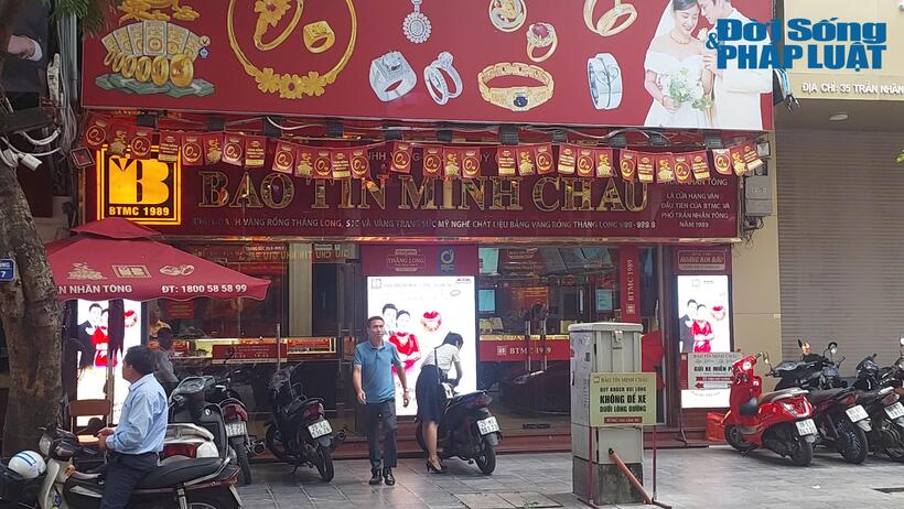 Trưa ngày 26/9, “phố vàng” Trần Nhân Tông tại Hà Nội khá vắng vẻ.
