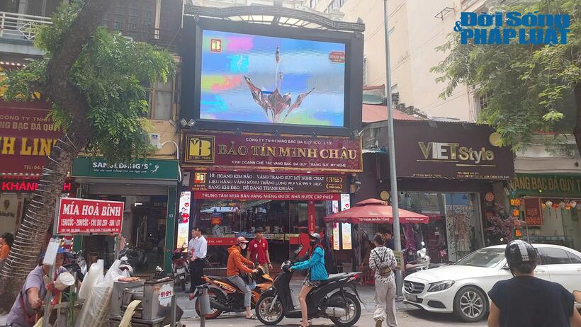 Không có cảnh người dân xếp hàng hay chen chúc giao dịch vàng.