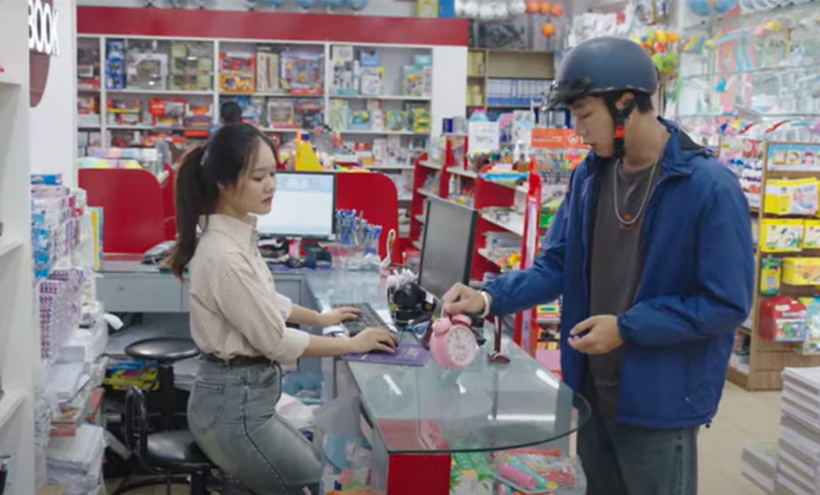 Chải mua món quà nhỏ tặng Pu.