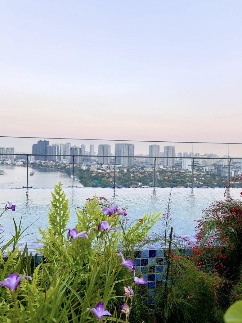Penthouse của nữ ca sĩ có bể bơi vô cực cùng khu vườn rộng với đủ loài hoa, cây lá tạo nên khung cảnh thiên nhiên đẹp mắt.