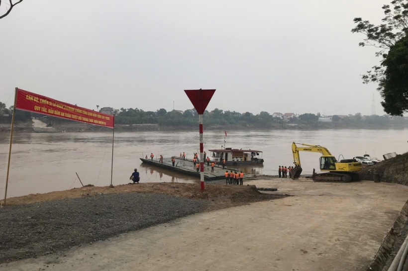 Lực lượng công binh kiểm tra, đánh giá các tác động của dòng chảy, mực nước và các yếu tố kỹ thuật đối với nhịp cầu phao. (Ảnh: VOV)