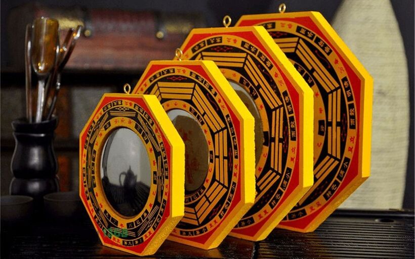 Việc có nên lắp gương bát quái trước cửa nhà hay không phụ thuộc vào nhiều yếu tố, bao gồm cả quan niệm phong thủy và niềm tin tâm linh của mỗi người. Ảnh minh họa