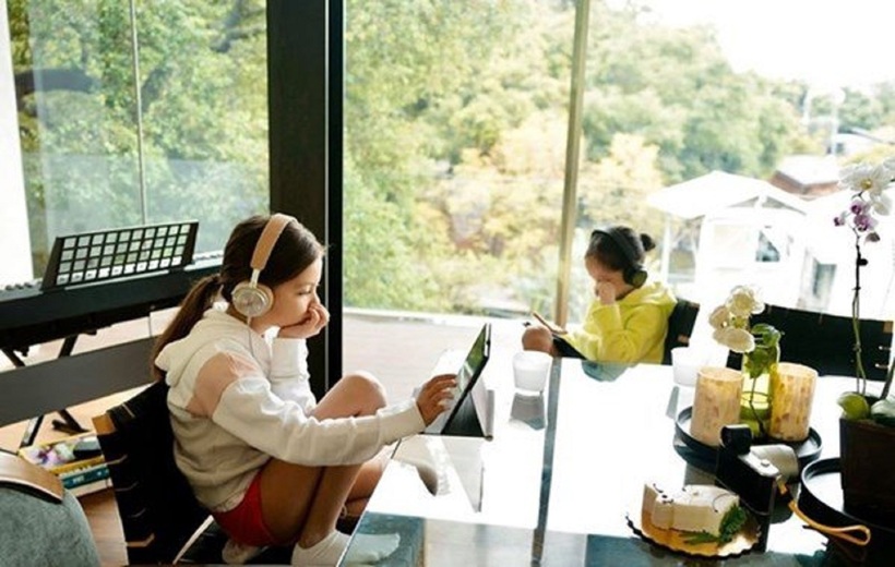 Bàn ăn được đặt ở vị trí trung tâm trong nhà, hướng ra view trời và có thể ngắm nhìn khu vườn xanh mát.