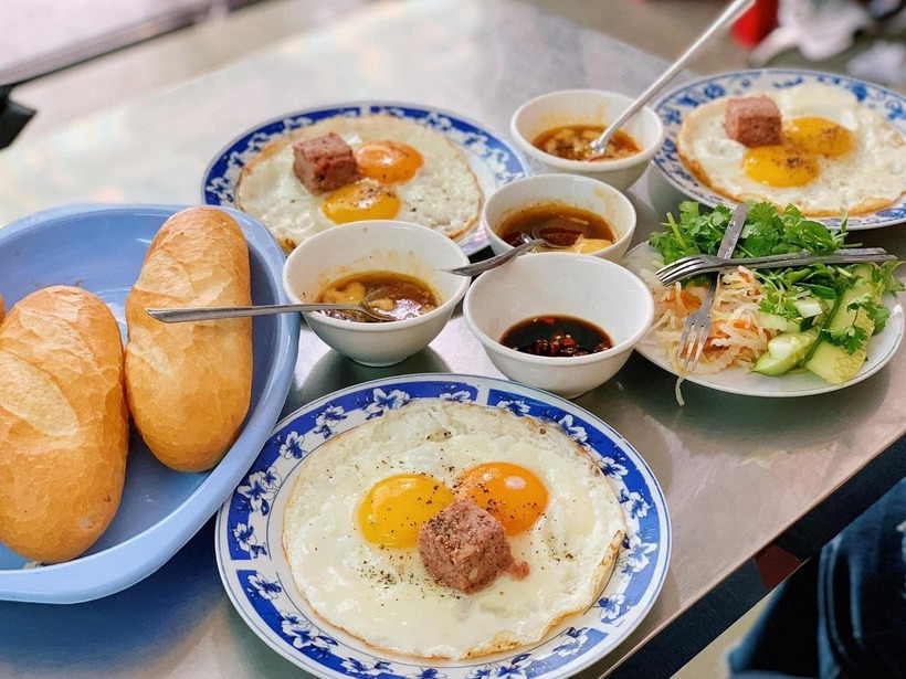 Bánh mì chấm Quy Nhơn là một món ăn đặc trưng của vùng đất võ Bình Định