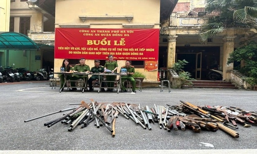 Số vũ khí vật liệu nổ và công cụ hỗ trợ thu hồi, thu gom của Công an quận Đống Đa được đem tiêu hủy.