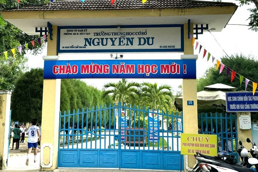 Trường THCS Nguyễn Du, nơi xảy ra sự việc phụ huynh xông vào lớp đánh học sinh lớp 8. Ảnh: Dân trí