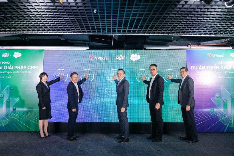 Đại diện lãnh đạo VPBank, FPT IS và Salesforce cùng ấn nút khởi động triển khai giải pháp CRM cho VPBank