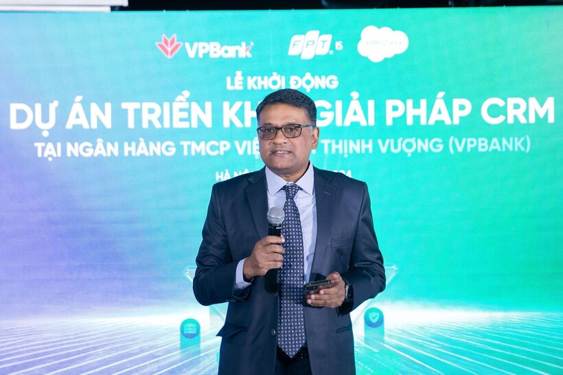 Ông Bernard Solomon - Phó Chủ tịch Khu vực Malaysia & Việt Nam của Salesforce phát biểu tại sự kiện