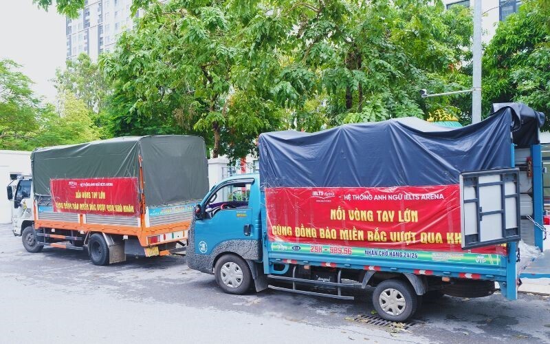 Nhu yếu phẩm được sắp xếp trong các xe tải lớn (Ảnh: Xuân Huy)