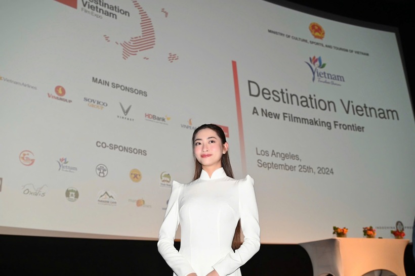 Lương Thùy Linh gây ấn tượng khi xuất hiện trong trang phục áo dài trắng truyền thống