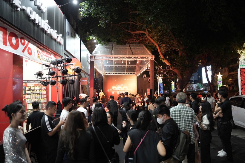 Hàng dài người sắp hàng chờ đến giờ mở bán iPhone 16 Series.