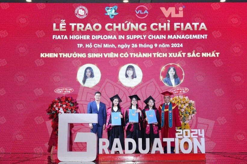 TS. Đặng Vũ Thành - Phó Chủ tịch Hiệp hội Doanh nghiệp Dịch vụ Logistics Việt Nam, Tổng Giám đốc Công ty CP Kho Vận Miền Nam cùng PGS, TS Bùi Anh Tuấn – Hiệu trưởng trường Đại học Ngoại thương trao khen thưởng cho các Tân Cử nhân đạt thành tích cao nhất.