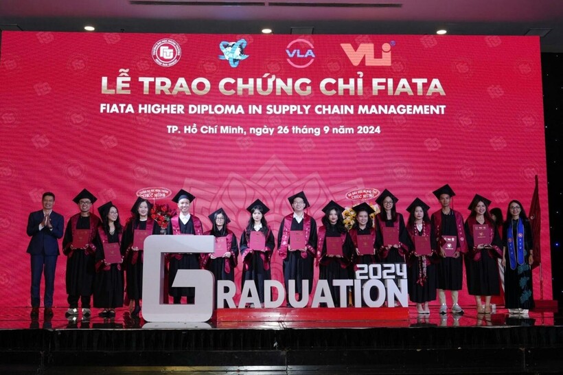 TS. Đặng Vũ Thành - Phó Chủ tịch Hiệp hội Doanh nghiệp Dịch vụ Logistics Việt Nam, Tổng Giám đốc Công ty CP Kho Vận Miền Nam cùng PGS, TS Nguyễn Thị Thu Hà – Phó Giám đốc Cơ sở II trao bằng cho các tân cử nhân.