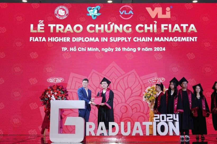 TS. Đặng Vũ Thành cùng sinh viên K59 Chuyên ngành Logistics và Quản lý chuỗi cung ứng tại buổi lễ