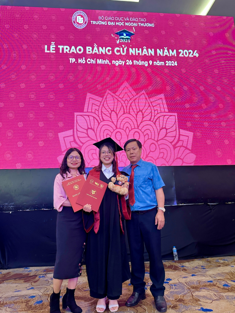 Sinh viên Đoàn Nữ Nhật Quyên cùng gia đình