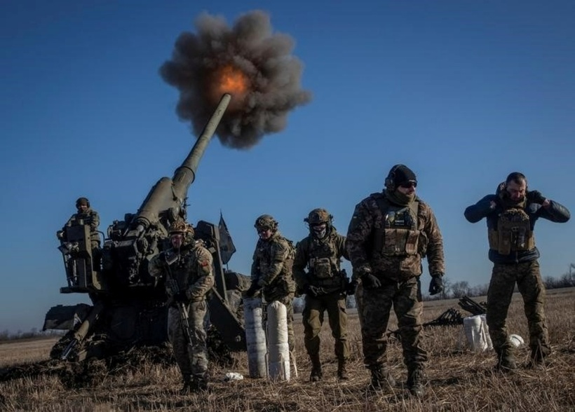 Các binh sĩ Ukraine khai hỏa pháo tự hành trong một cuộc giao tranh với lực lượng Nga. Ảnh: Reuters