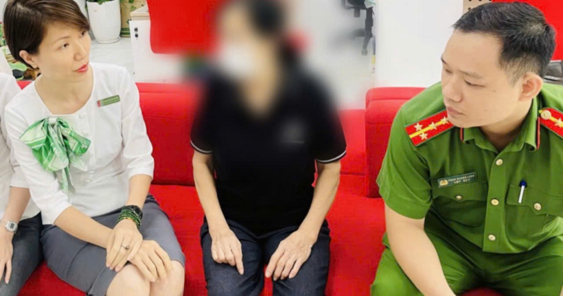 Công an và nhân viên ngân hàng phối hợp tuyên truyền để bà C bảo toàn số tiền. (Ảnh: Công an TP.Hà Nội)