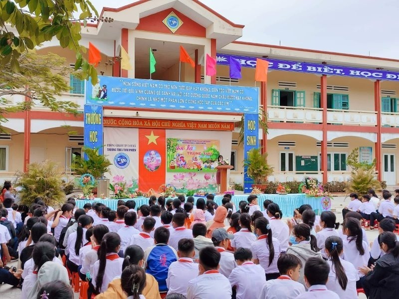 Tỉnh Quảng Nam hỗ trợ học phí cho học sinh. Ảnh: Báo Lao động.