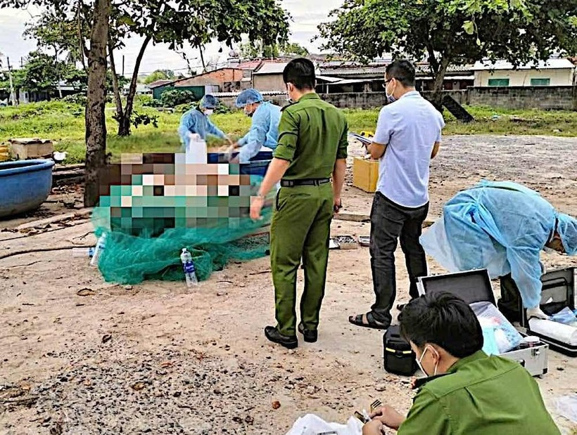 Thi thể nữ nổi trên biển gần Mũ Kê Gà được đưa lên bờ. Ảnh: Lao động