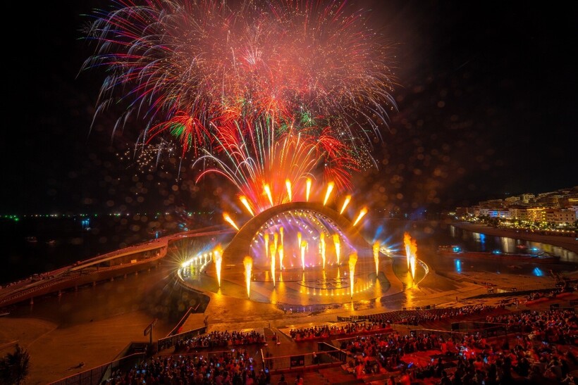 Kiss of the Sea là show diễn đa trải nghiệm kết hợp bắn pháo hoa quy mô hàng đầu thế giới