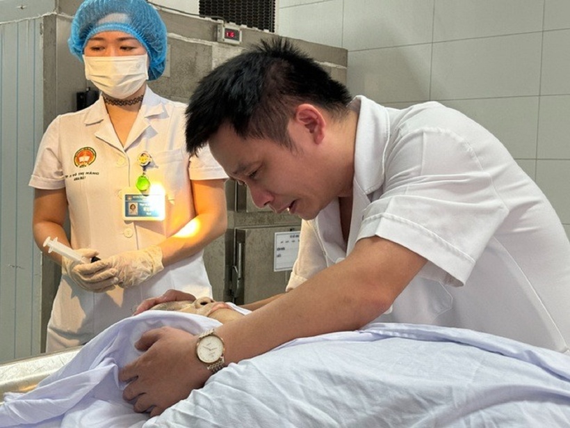 Nam bác sĩ bật khóc trước thời khắc tiễn mẹ đi xa, cùng việc hoàn thành di nguyện cuối cùng của người mẹ. Ảnh: Thanh Niên