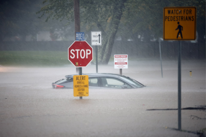 Một chiếc xe ô tô ngập trong nước ở Boone, Bắc Carolina. Ảnh: Reuters