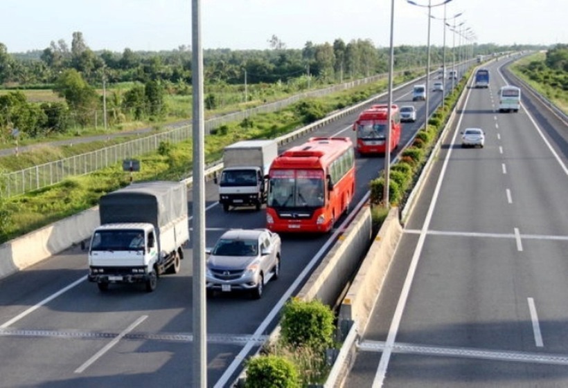 Đường đôi là loại đường có cấu trúc đặc biệt với hai làn xe chạy ngược chiều được phân cách bởi một dải phân cách giữa.