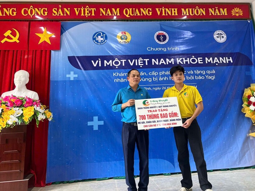 Đại diện quỹ Trăng Khuyết trao quà cho cán bộ y tế tỉnh Hòa Bình