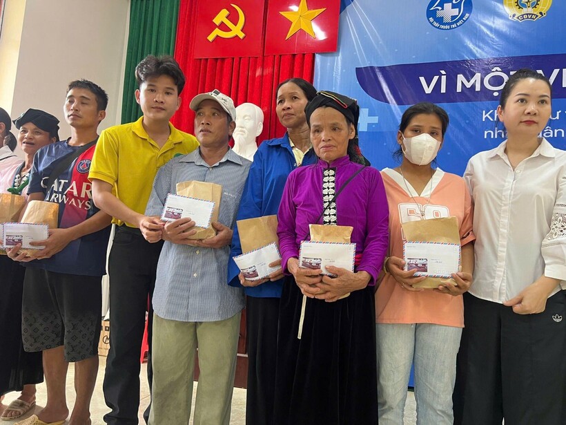 Quỹ Trăng Khuyết cùng đoàn của Bộ Y Tế đến thăm hỏi, tặng quà cho bà con tỉnh Hoà Bình sau bão Yagi - 2