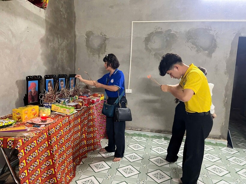 Đại diện Quỹ Trăng Khuyết đến thăm và động viên gia đình có 4 người mất vụ sập nhà do sạt lở tại Hòa Bình