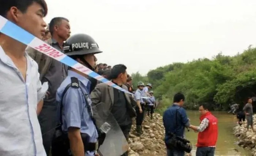 Do kích thước lớn, họ phải nhờ đến máy xúc và xe cẩu để trục vớt cây gỗ. Cảnh sát đã phong tỏa hiện trường và xác định giá trị cây gỗ khoảng 100 triệu NDT (hơn 300 tỷ đồng). Ảnh:  Kknews.cc