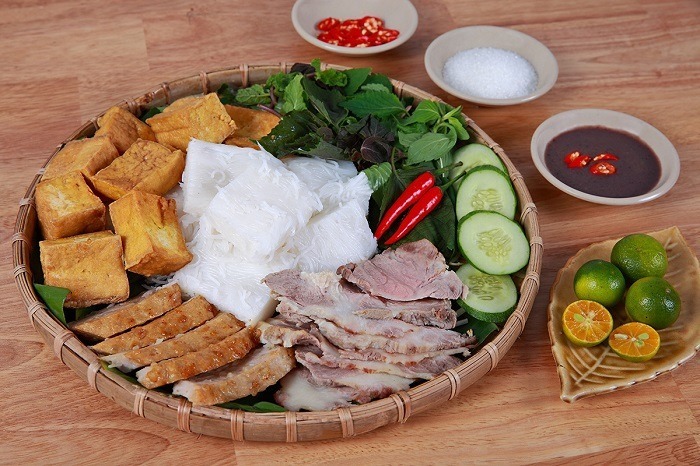 Mắm tôm thường được dùng để chấm rau sống, thịt luộc, bún đậu mắm tôm,...