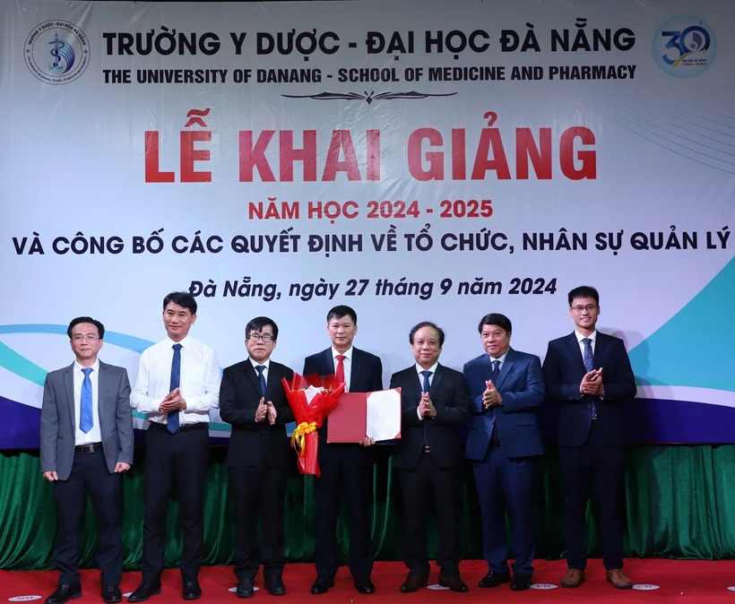 Giám đốc ĐH Đà Nẵng trao Quyết định bổ nhiệm và chúc mừng TS.BS. Hoàng Hữu Khôi giữ chức vụ Phó Hiệu trưởng Trường Y Dược. Ảnh: ĐH Đà Nẵng