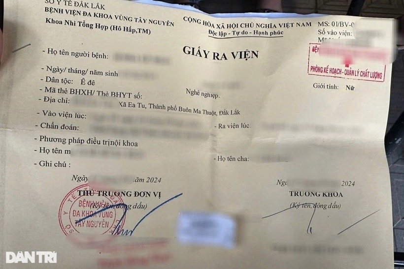 Con nhập viện, phụ huynh mới biết trường "quên" mua bảo hiểm y tế. Ảnh: Dân trí