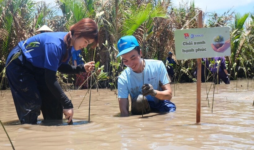 Các Đoàn viên thanh niên SASCO tham gia dự án trồng đước “Giữ rừng cho biển từ chồi xanh hạnh phúc”, tại rừng ngập mặn ven biển Bình Đại, Bến Tre.