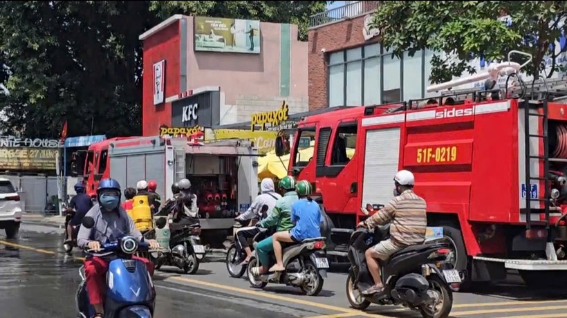 Cảnh sát chữa cháy đến hiện trường. (Ảnh: NLĐ)