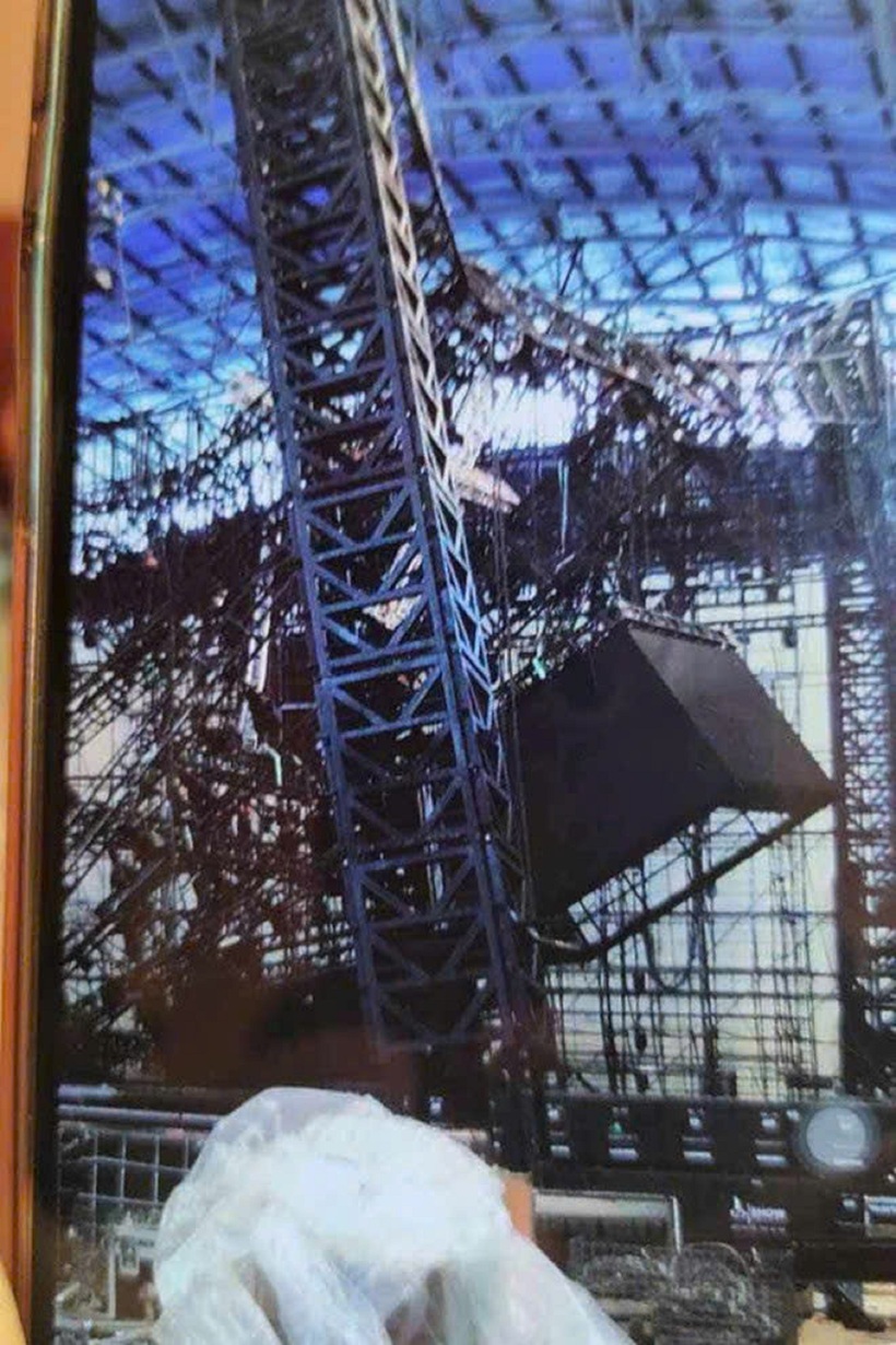 Hiện trường vụ sập sân khấu cuộc thi Miss Cosmo 2024 tại Nhà thi đấu Phú Thọ. Ảnh: Sài Gòn Giải phóng