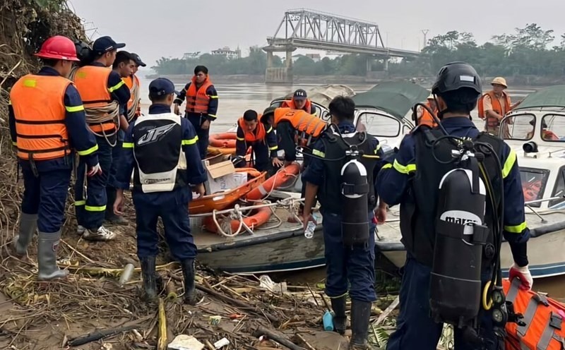 Lực lượng tìm kiếm nạn nhân mất tích trong vụ sập cầu Phong Châu trước đó. Ảnh: Lao động