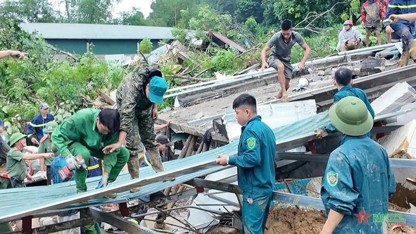 Lực lượng chức năng tiếp tục tìm kiếm các nạn nhân. (Ảnh: Báo QĐND)