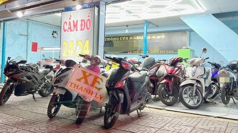 Việc tiệm cầm đồ không thông báo trước cho người cầm cố xe về việc sẽ tự bán chiếc xe đang cầm và cũng không có thỏa thuận về giá chiếc xe là vi phạm quy định pháp luật. Ảnh minh họa