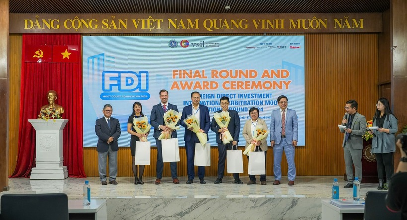 Ban tổ chức trao giải nhất cho đội WINIARSKI - Trường Đại học Ngoại thương Hà Nội