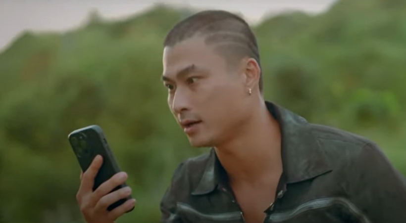 Khương không giữ được bình tĩnh khi Tuyết bị bắt làm con tin.