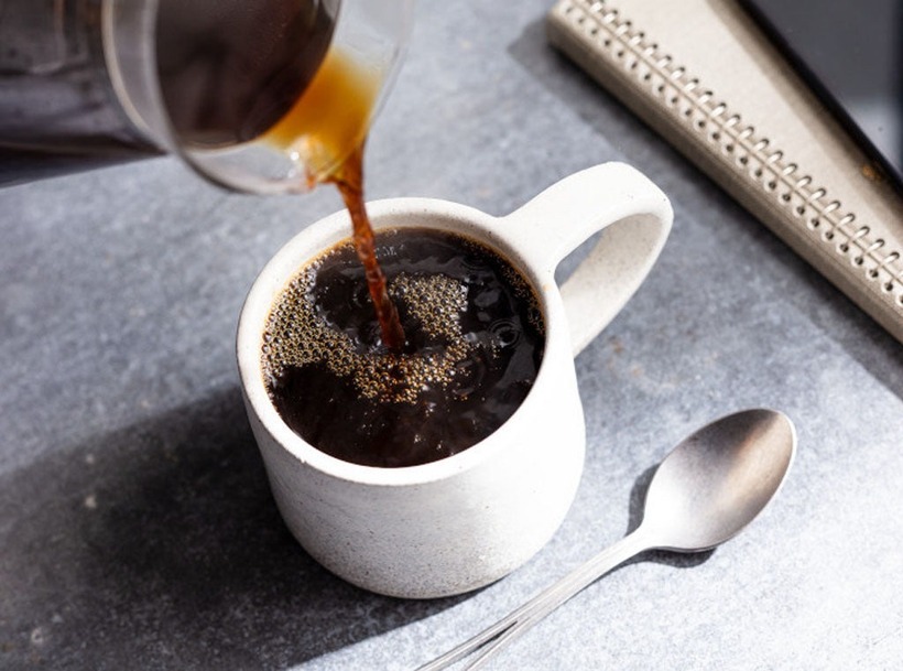 Caffeine có trong cà phê, trà và nước ngọt làm tăng lưu lượng máu, huyết áp, gây áp lực lên thận.